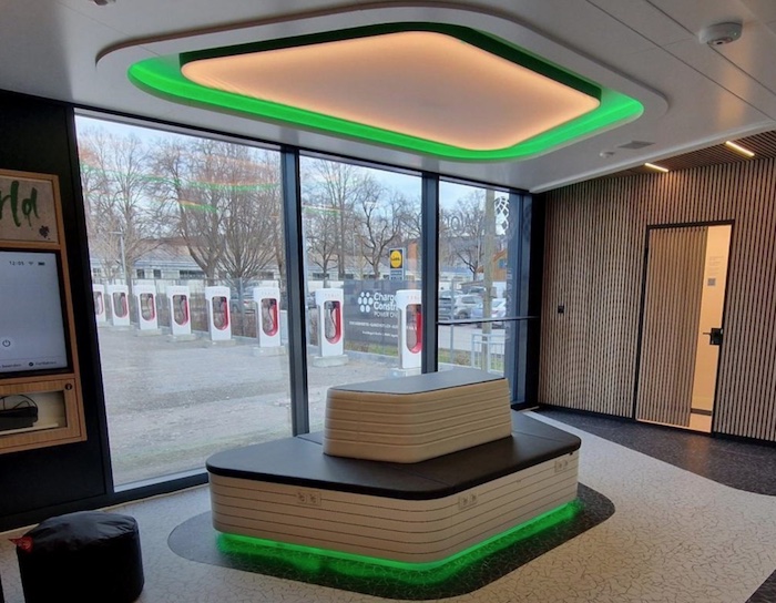 


Blick aus der bk World auf die E-Tankstelle Fuessen © bk Group AG