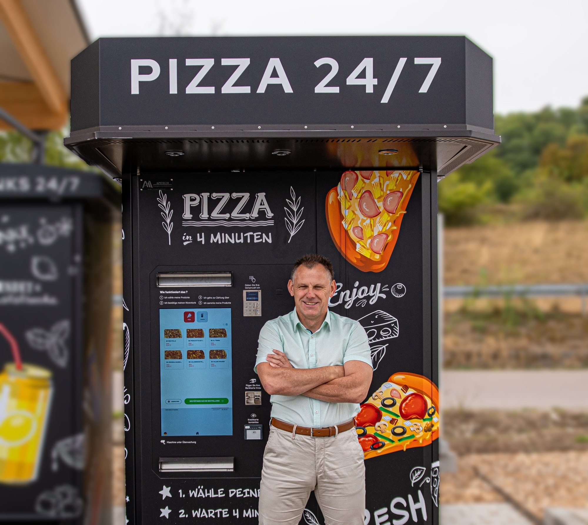 Gerold Wolfarth vor einem seiner Pizza-Automaten © bk Group AG