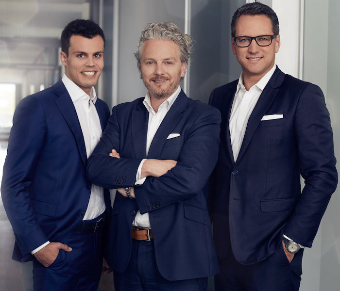 Digitalvorstand Stefan Bachmann (36, links) aus Frankfurt am Main, Finanz- und Operativvorstand und Ankeraktionär Ralph Konrad (51, mitte) aus Hürth sowie CEO und Ankeraktionär Dr. Sebastian Grabmaier (51, rechts) aus Grünwald von der Wiesbadener JDC Group AG © JDC Group AG