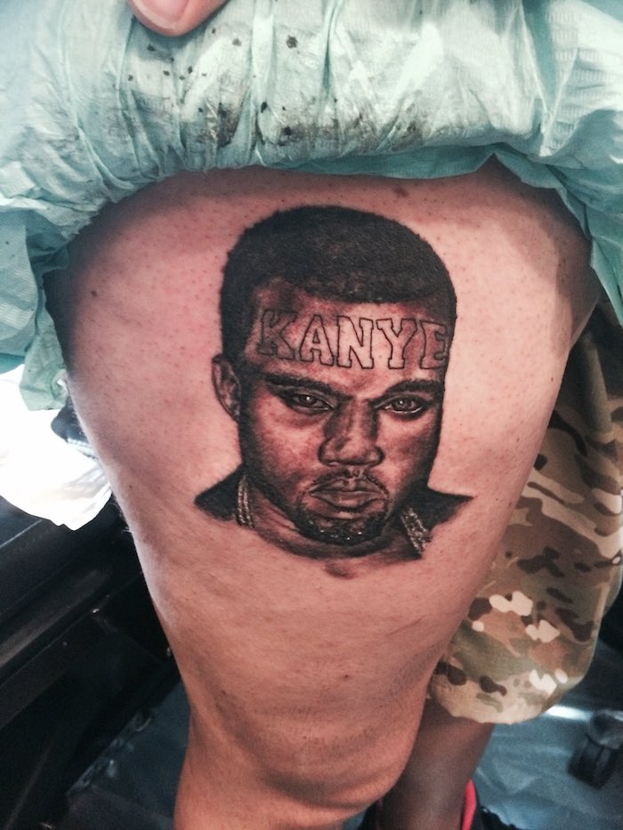 „Helft mir“, tweetete Lord Jonny am 15. November 2022 an die Naama Studios in London und sandte ein Foto von seinem rechten Oberschenkel mit einem Taatoo von Kanye © Twitter.com/ @OVOJonny