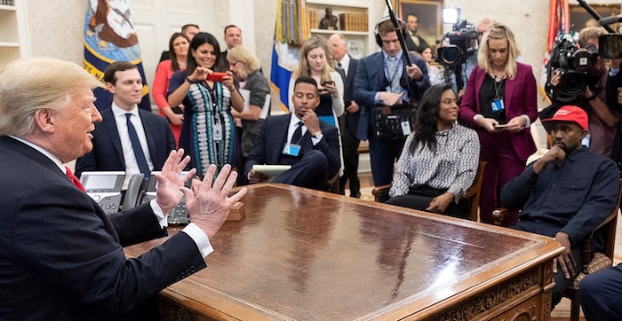 Als US-Präsident empfing Donald Trump (links) am 11. Oktober 2018 den Rapper Kanye West im Global Office im Weißen Haus in Washington. West (rechts) trug eine rote Trump-Anhänger-Erkennungskappe mit Trumps Wahl-Slogan: We make America great again. © Official White House Photo