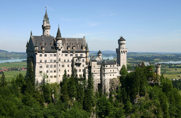 Schloss Neuschwanstein an der A7 in Bayern kurz vor Osterreich mit Blick von Süden © CC BY-SA 3.0 Wikipeda.org Softeis eigenes Werk vom 21. Juni 2005