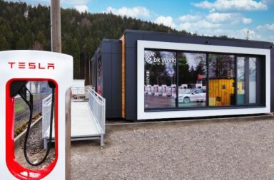Die E-Tankstelle Füssen mit den Tesla Superchargern und dem Pizzaautomaten spiegelt sich in der Panoramascheibe der bk World Lounge in Füssen, die am 9. Januar 2023 zu Füssen von Schloss Neuschwanstein eröffnet wurde © Pressefoto bk Group AG