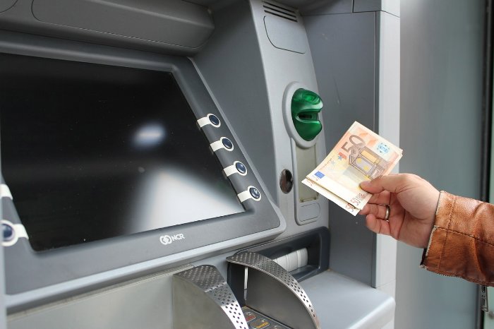 Digitales Bargeld oder Geldautomat - Strafzinsen für Bargeld am Automaten