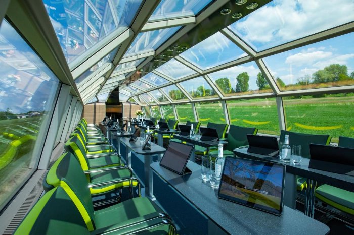 Privatzug Luxon - Panoramadeck mit Konferenz-Bestuhlung © Bild: Henk Zwoferink
(Quelle: luxon-rail-ad.ventures)