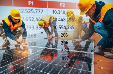 Photovoltaik Preise Arbeiter installieren Solarpanele