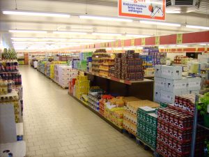 Gang in einem ALDI Supermarkt - Bild von <a class="extiw" title="de:User:Kira Nerys" href="https://de.wikipedia.org/wiki/User:Kira_Nerys">Kira Nerys</a>, <a title="Creative Commons Attribution-Share Alike 3.0" href="http://creativecommons.org/licenses/by-sa/3.0/">CC BY-SA 3.0</a>, <a href="https://commons.wikimedia.org/w/index.php?curid=1043125">Link</a>