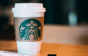 Starbucks, Google, Amazon und viele weitere Global Player haben lange Zeit kaum Steuern gezahlt, durch Lizenzgebühren eines niederländischen Zweigs und Unternehmenssitz in Irland