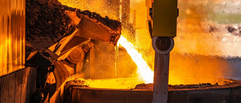 Die Stahlindustrie lässt sich besonders leicht auf Wasserstoff umstellen, da Wasserstoff bei der Verbrennung mit reinem Sauerstoff bis zu 3.000 Grad Celsius erreichen kann.