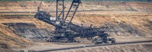 Bagger 288 in Hambach beim Abbau von Kohle – der berühmte Bagger 288 war mit 13.500 Tonnen fast 17 Jahre lang das schwerste Landfahrzeug der Welt und konnte etwa 240.000 Tonnen Kohle pro Tag fördern.