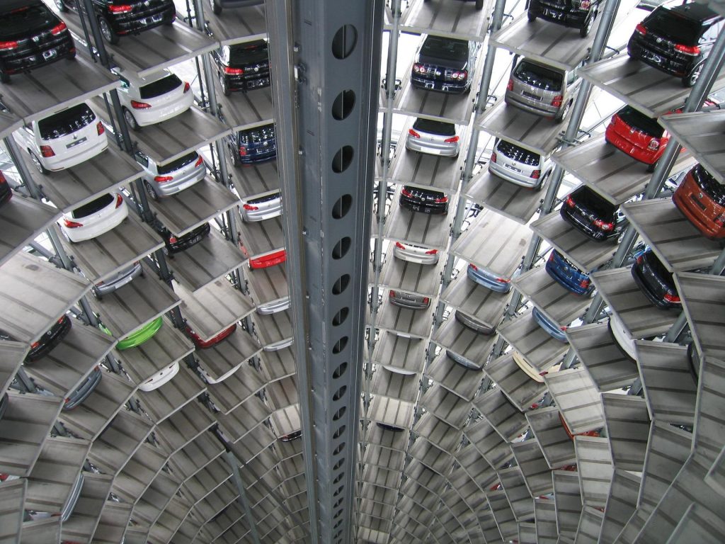 Patentierte Parkhaustechnologie, die eine Erhöhung der Flächenproduktivität der Parkhausfläche um über 100% gegenüber einem herkömmlichen Parkhaus verspricht Patentierte Parkhaustechnologie, die eine Erhöhung der Flächenproduktivität der Parkhausfläche um über 100% gegenüber einem herkömmlichen Parkhaus verspricht