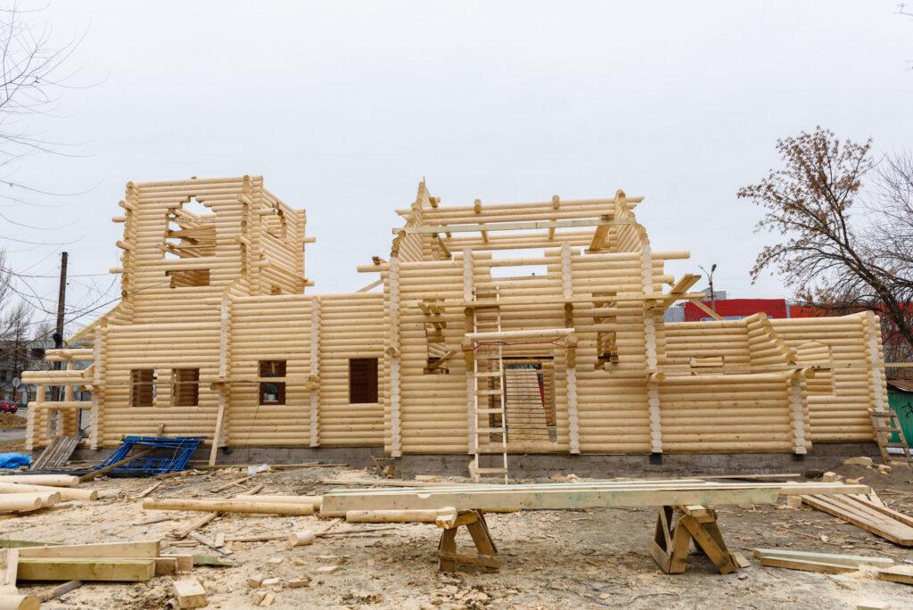 Die CO2-Emissionen von Holzgebäuden ist etwa 70-75 % niedriger als die von Häusern mit Stahl- oder Betonkonstruktionen