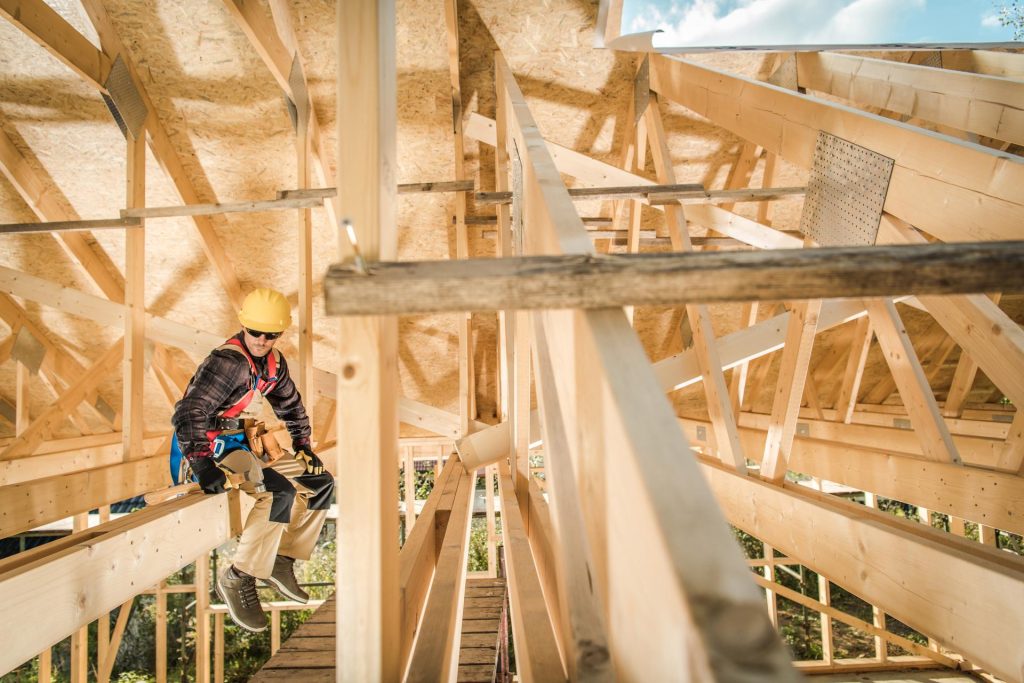 Tragende Elemente aus Holz können beim Hausbau sichtbar gelassen werden, da sie eine interessante architektonische Komponente sind. Alte Fachwerkhäuser sind dafür Vorbild