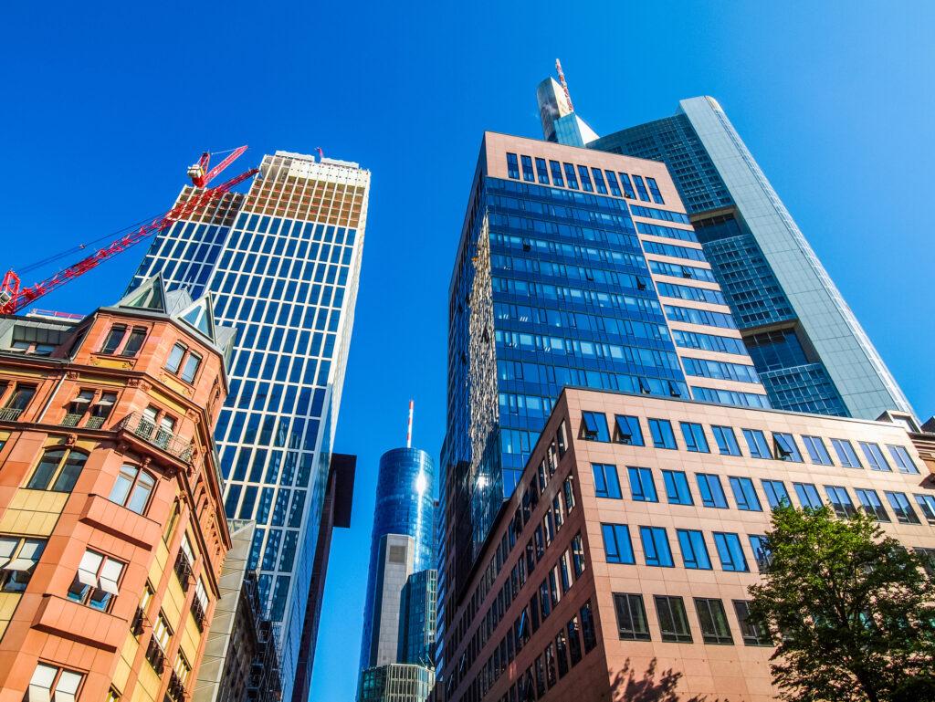 Die PREOS Global Office Real Estate & Technology AG ist ein deutscher Immobilieninvestor mit Sitz in Frankfurt am Main, der sich auf die Vermarktung nachhaltiger Büroimmobilien spezialisiert hat. 