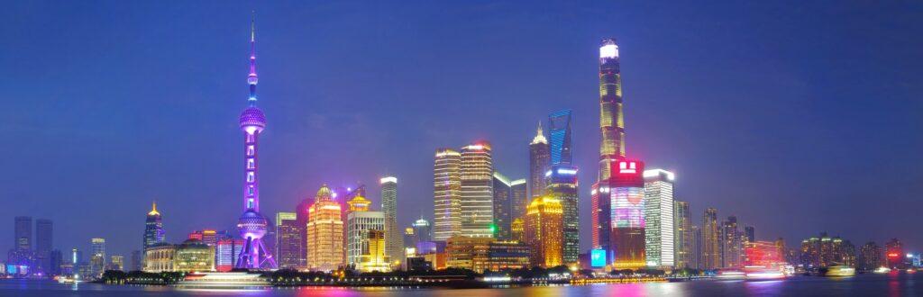Shanghai (26 Mio. Einwohner) bei Nacht - Chinas Immobilienkrise betrifft besonders Großstädte.