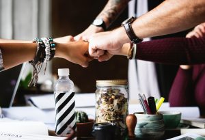 Agile Führung Agile Führung setzt Schwerpunkt auf Selbstorganisation und interdisziplinäre Zusammenarbeit.