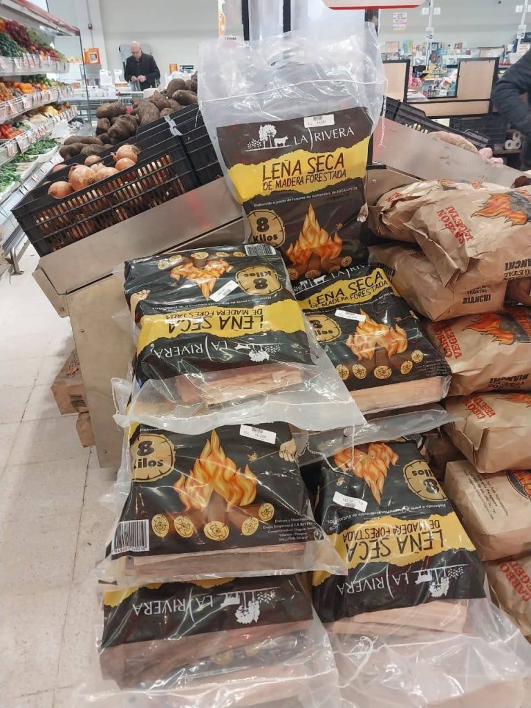 Renner im Supermarkt in Paraguay: 8-Kilo-Säcke mit getrocknetem Waldholz von der La Rivera S.A. © La Rivera S.A.