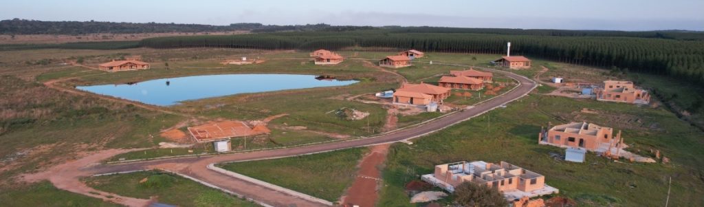 Viva Paraguay – der Thüringer Unternehmer Andreas Jelinek (61) aus Suhl baut als Gründer und Präsident der La Rivera S.A. in Villarrica im südamerikanischen Steuerparadies Paraguay das Siedlungs-Projekt Viva Paraguay für europäische Auswanderer und Passiv-Einkommensinvestoren – dafür werden noch Immobilienmakler in Deutschland, Österreich und der Schweiz gesucht © La Rivera S.A.