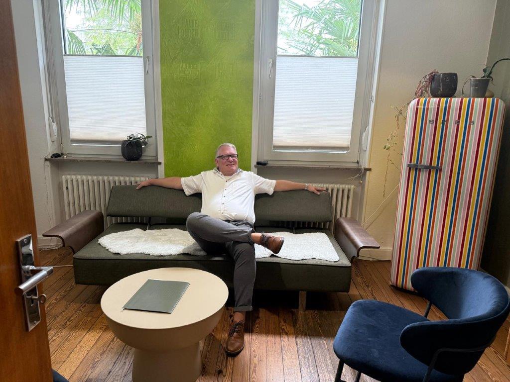 Dr. Lars Nozar in seinem Besprechungsraum mit der grünen Antico-Stucco-Wand: „Aufgeben gibt‘s nicht“ © Dr. Nozar und Partner, Rechtsanwälte