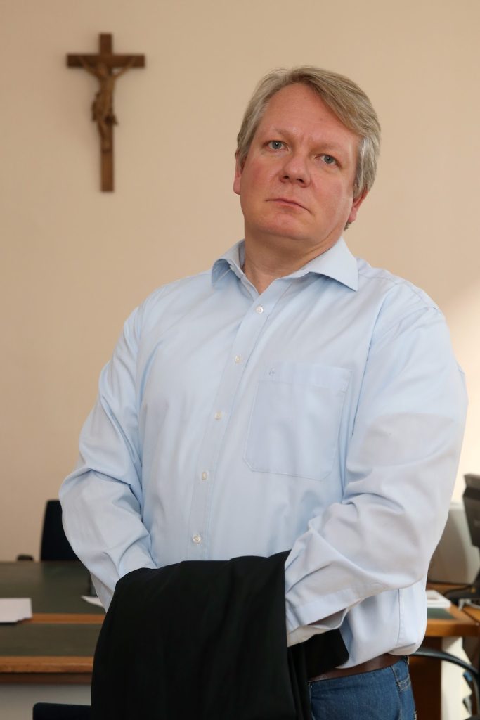 Dr. Lars Nozar an seinem Kanzlei-Schreibtisch © Dr. Nozar und Partner, Rechtsanwälte