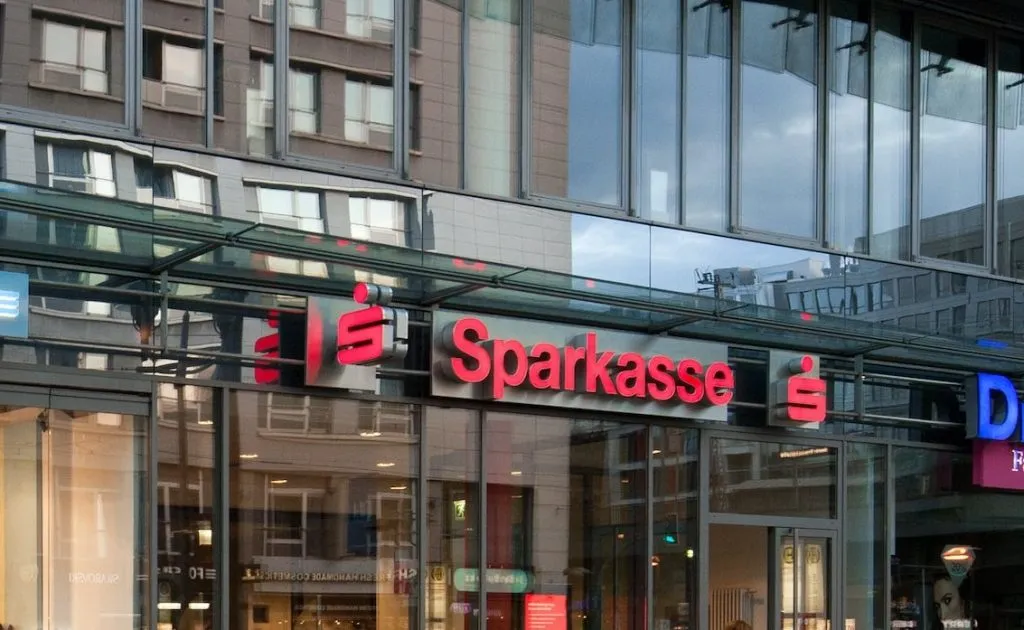 Sparkasse sieht Armutsgrenze bei 3.600€ Netto