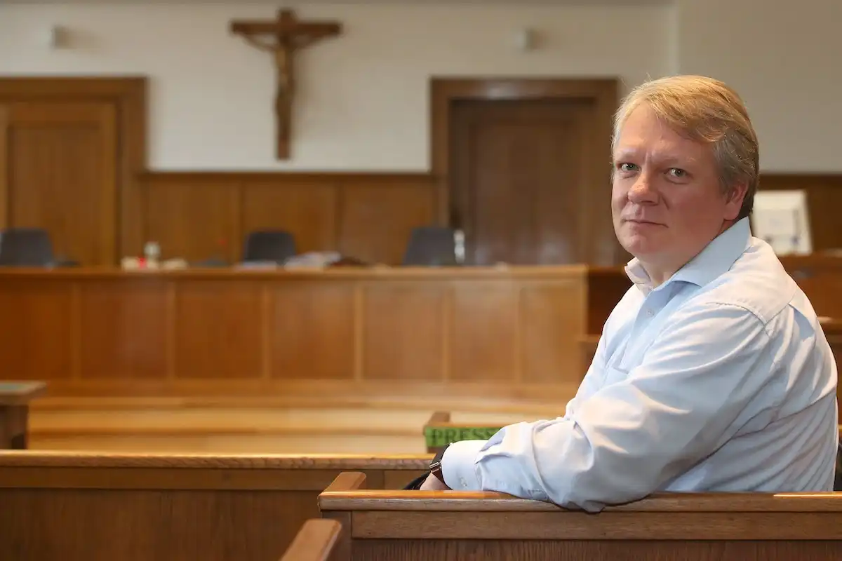 Strafverteidiger Dr. Lars Nozar (56) im Landgericht Saarbrücken © Dr. Nozar und Partner, Rechtsanwälte
